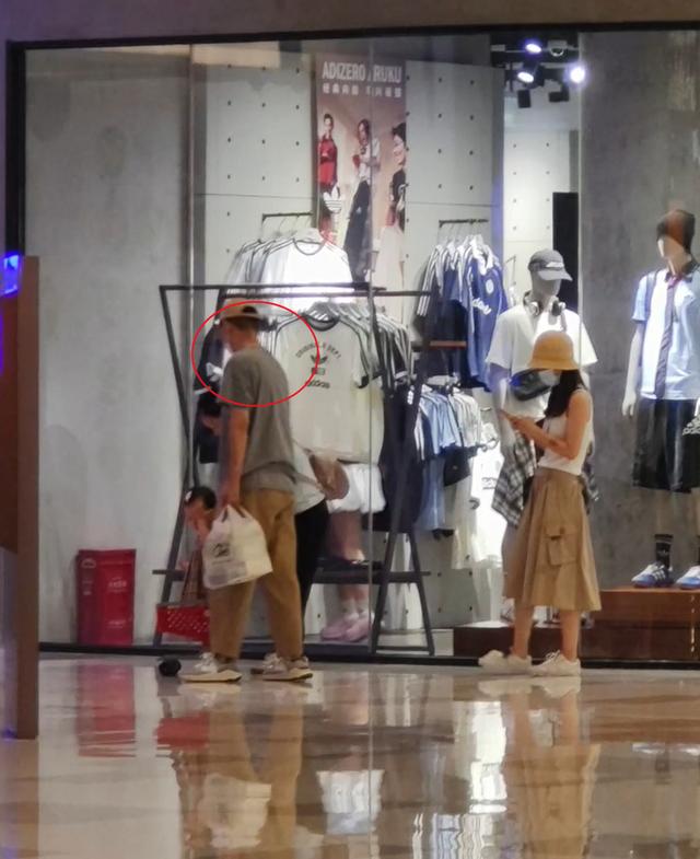 網友偶遇任重孫驍驍帶女兒逛街