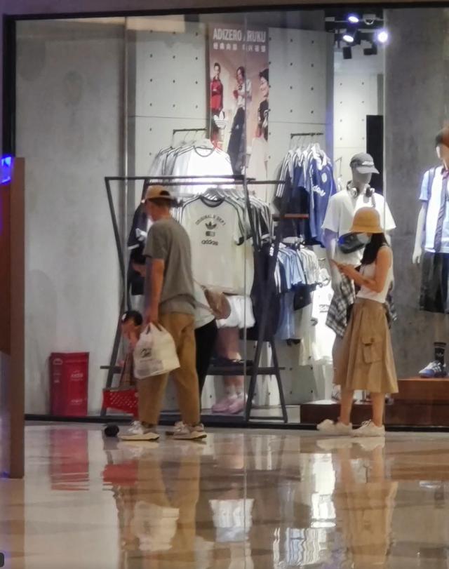 網友偶遇任重孫驍驍帶女兒逛街