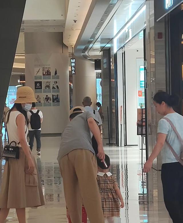 網友偶遇任重孫驍驍帶女兒逛街