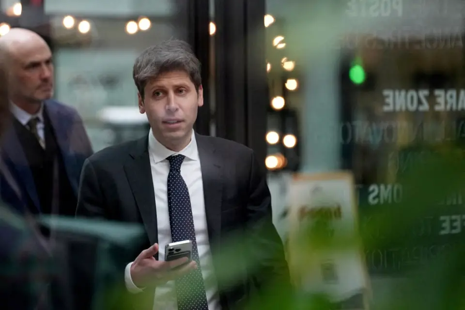 OpenAI 首席執(zhí)行官 Sam Altman 正在看他的手機。OpenAI 的 Sam Altman 的一些員工跳槽到了 Meta。 圖片來源： aurelien morissard/路透社