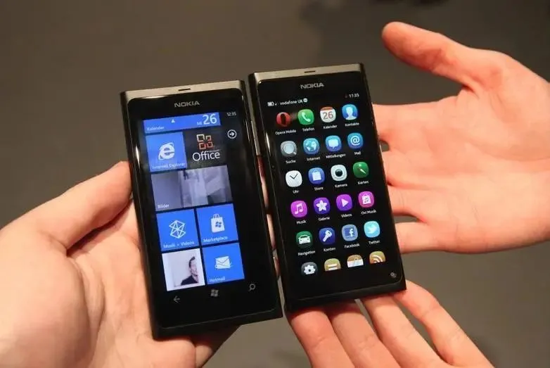 搭載 Windows Phone 的 Lumia 800（左）與搭載 MeeGo 的諾基亞 N9（右）